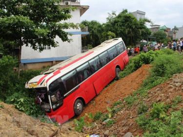 Xe khách mất lái lao xuống rãnh.