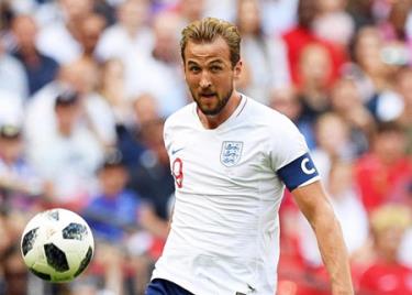 Harry Kane mang áo số 9 và đeo băng thủ quân tuyển Anh.