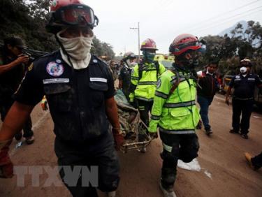 Nhân viên cứu hỏa chuyển thi thể nạn nhân tại khu vực núi lửa Fuego phun trào ở Chimaltenango, Guatemala ngày 3-6.