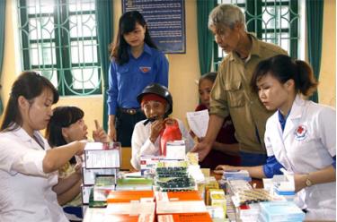 Cấp thuốc miễn phí cho người cao tuổi trong Ngày hội “Thầy thuốc trẻ làm theo lời Bác, tình nguyện vì sức khỏe cộng đồng”.