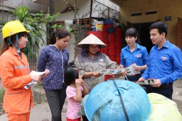 Đoàn viên thanh niên Công ty Điện lực Yên Bái tuyên truyền người dân thực hiện tiết kiệm điện trong mùa hè và giờ cao điểm. (Ảnh: Thanh Chi)