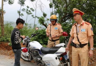 Lực lượng cảnh sát giao thông tỉnh Yên Bái tăng cường công tác kiểm tra, kiểm soát các hành vi vi phạm Luật Giao thông đường bộ. (Ảnh: Thanh Chi)