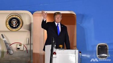 Tổng thống Mỹ Donald Trump xuống chuyên cơ Air Force One tại căn cứ không quân Paya Lebar ở SIngapore, tối 10-6-2018.