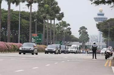 Đoàn xe hộ tống Kim Jong-un rời sân bay Changi, hướng về khách sạn St. Regis, nơi lãnh đạo Triều Tiên cùng phái đoàn nước này lưu trú trong thời gian ở Singapore.