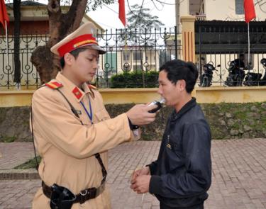 Lực lượng cảnh sát giao thông kiểm tra nồng độ cồn đối với người điều khiển phương tiện giao thông.
