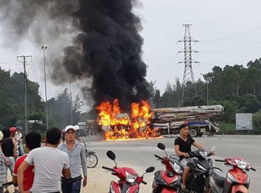 Vụ va chạm khiến 2 xe bốc cháy dữ dội.