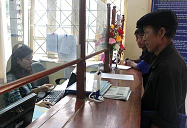Người dân đến giao dịch tại bộ phận “Một cửa” Bảo hiểm xã hội huyện Mù Cang Chải.