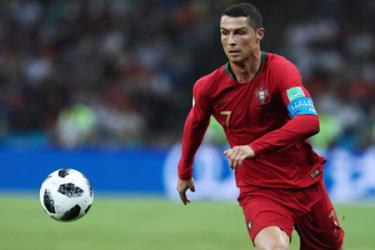 Thi đấu thăng hoa, Cristiano Ronaldo xuất sắc lập hat-trick để giữ lại 1 điểm cho Bồ Đào Nha trong một trận cầu đầy kịch tính và hấp dẫn.