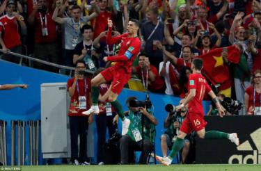 C.Ronaldo trở thành cầu thủ lớn tuổi nhất lập hat-trick ở World Cup.