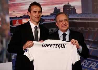 HLV Lopetegui và Chủ tịch Perez trong lễ ra mắt Real Madrid