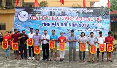 Ban tổ chức trao cờ lưu niệm cho các đoàn vận động viên tham dự Giải.
