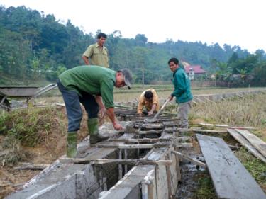 Nhân dân xã Thượng Bằng La kiên cố hoá kênh mương nội đồng.