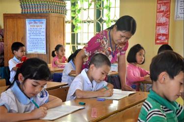 Cô và trò Trường Tiểu học Báo Đáp huyện Trấn Yên. (Ảnh: Thanh Ba)