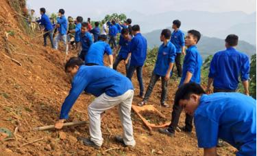 Đoàn viên thanh niên huyện Văn Yên tham gia làm đường giao thông nông thôn.