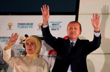 Tổng thống Tayyip Erdogan và phu nhân Emine Erdogan chào người ủng hộ bên ngoài trụ sở AKP tại Ankara rạng sáng ngày 25/6.