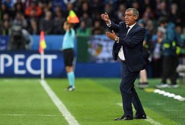 HLV Fernando Santos ra sức bảo vệ học trò cưng