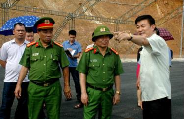 Phó Chủ tịch UBND tỉnh Nguyễn Chiến Thắng cùng lãnh đạo các sở, ngành kiểm tra công tác chuẩn bị cho Lễ khánh thành và thông xe cầu Bách Lẫm.