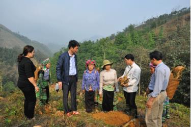 Đồng chí Nguyễn Thế Phước - Bí thư Huyện ủy (thứ ba, trái sang) động viên bà con tiếp tục mở rộng diện tích trồng tre măng Bát độ. (Ảnh: Hùng Cường)