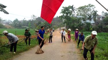 Câu lạc bộ Liên thế hệ tự giúp nhau thôn 2 luôn làm tốt công tác dọn dẹp vệ sinh đoạn đường tự quản.