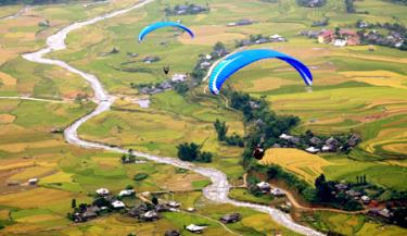 Đèo Khau Phạ được đánh giá là một trong những điểm nhảy dù lượn đẹp nhất thế giới. (Ảnh: Thanh Miền)