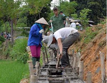 Nhân dân xã Sơn Thịnh, huyện Văn Chấn kiên cố hóa kênh mương nội đồng.