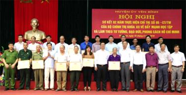 Huyện Yên Bình tuyên dương điển hình tiên tiến tích cực học và làm theo Bác.