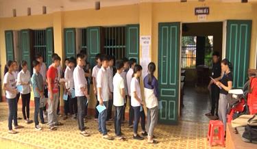 Các thí sinh làm thủ tục vào phòng thi sáng nay với bài thi môn Ngữ Văn.