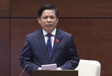 Bộ trưởng Bộ Giao thông vận tải Nguyễn Văn thể trả lời chất vấn.