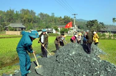 Lực lượng dân quân giúp dân làm đường giao thông nông thôn.