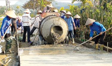 Phong trào thi đua yêu nước ở vùng nông thôn đã huy động tốt mọi nguồn lực từ nhân dân tham gia vào Chương trình mục tiêu quốc gia về xây dựng nông thôn mới. (Ảnh: T.L)