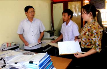 Cán bộ Phòng Tư pháp huyện Trạm Tấu trao đổi kế hoạch tuyên truyền pháp luật ở cơ sở.