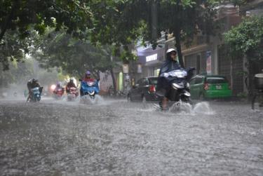 Người dân cần đề phòng mưa to dễ gây ngập úng cục bộ những tuyến đường trong thành phố Yên Bái.