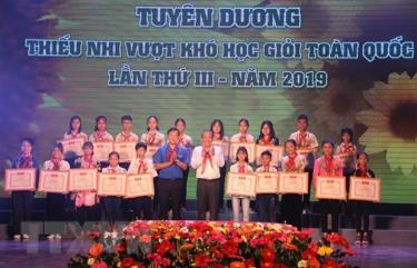 Phó Thủ tướng Thường trực Chính phủ Trương Hòa Bình, anh Lê Quốc Phong, Bí thư thứ nhất Trung ương Đoàn trao tặng Bằng khen của Trung ương Đoàn cho thiếu nhi vượt khó học giỏi tiêu biểu.