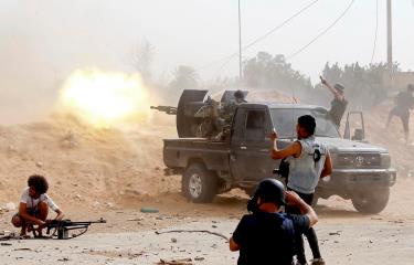 Lực lượng trung thành với Chính phủ Đoàn kết Dân tộc Libya giao tranh với lực lượng tự xưng Quân đội Quốc gia Libya (LNA) ở Tripoli.