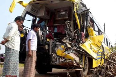 Hiện trường một vụ tai nạn xe bus tại Ấn Độ.