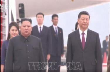 Nhà lãnh đạo Triều Tiên Kim Jong-un và Tổng Bí thư, Chủ tịch Trung Quốc Tập Cận Bình. (ảnh chụp qua đài truyền hình CCTV của Trung Quốc).