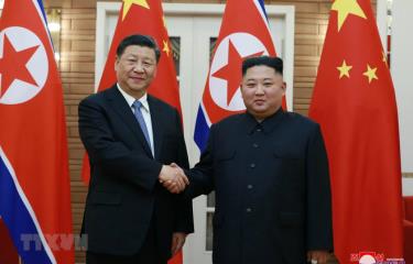 Chủ tịch Trung Quốc Tập Cận Bình (trái) và nhà lãnh đạo Triều Tiên Kim Jong-un trong cuộc gặp thượng đỉnh ở Bình Nhưỡng ngày 20/6/2019.