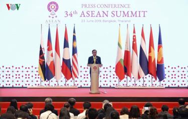 Thủ tướng Thái Lan Prayuth Chan-ocha đã chủ trì họp báo quốc tế thông báo kết quả của Hội nghị cấp cao ASEAN lần thứ 34.