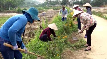 Hội viên phụ nữ tổ 4, thị trấn Thác Bà dọn dẹp vệ sinh đoạn đường tự quản.