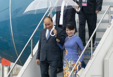Đại diện phía Nhật Bản đón Thủ tướng Nguyễn Xuân Phúc, Phu nhân Thủ tướng và đoàn Việt Nam tại sân bai Kansai.