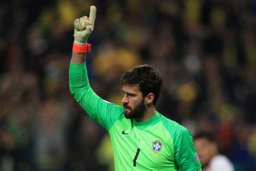 Thủ môn Alisson là người hùng của Brazil ở trận này.