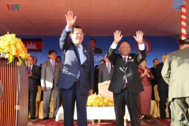 Chủ tịch CPP Hun Sen và Chủ tịch danh dự Heng Samrin tại buổi lễ.