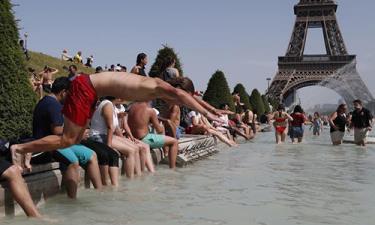 Một thanh niên nhảy xuống Đài phun nước Trocadero ở Paris hôm 28/6.