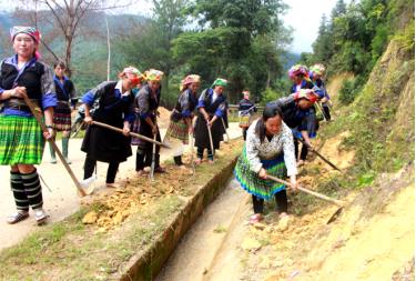 Nhân dân các xã tham gia khơi thông cống rãnh thoát nước và dọn dẹp vệ sinh, thu gom rác thải dọc tuyến đường trên địa bàn xã Kim Nọi.