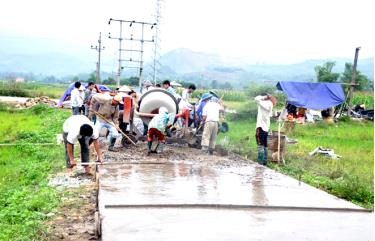 Nông dân huyện Văn Chấn tham gia làm đường giao thông nông thôn.