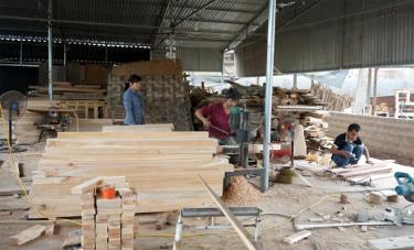 Xưởng sản xuất đồ gỗ của anh Huynh.
