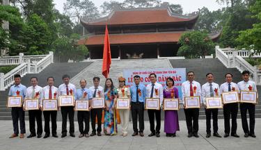 Lãnh đạo Đảng ủy Khối các cơ quan tỉnh trao giấy khen cho các tập thể điển hình tiên tiến trong thực hiện Chỉ thị số 05.