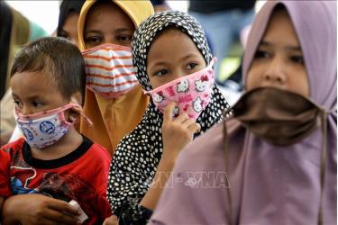 Phụ nữ và trẻ em đeo khẩu trang phòng dịch COVID-19 ở Blang Bintang, tỉnh Aceh, Indonesia ngày 6/5/2020.