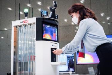 Hàn Quốc ra mắt robot ngăn ngừa Covid-19.