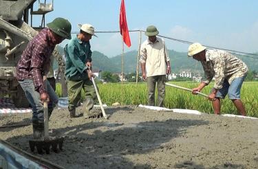 Nông dân Văn Chấn thi đua lao động chào mừng đại hội Đảng các cấp.
(Ảnh: T.L)